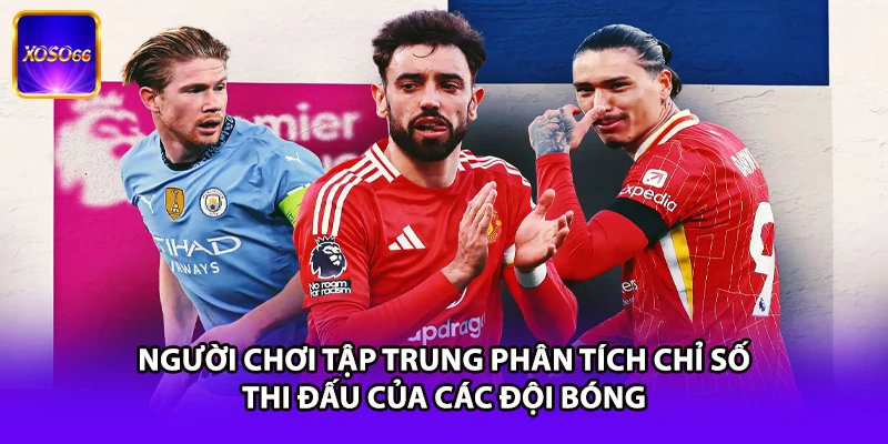 Người chơi tập trung phân tích chỉ số thi đấu của các đội bóng