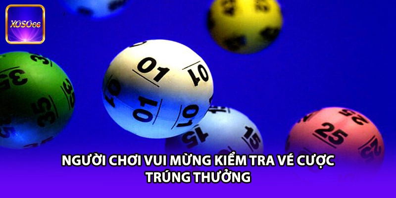 Người chơi vui mừng kiểm tra vé cược trúng thưởng